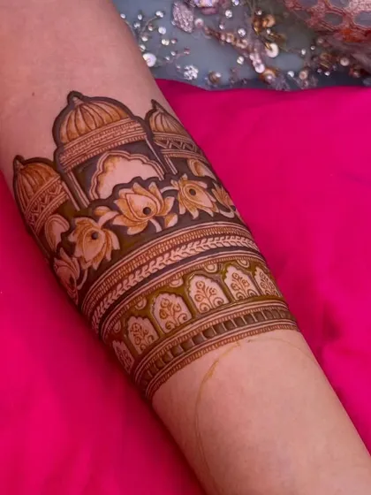A clean and elegant arm band with a palace and lotus design, perfect for brides or family members who want a touch of tradition.
