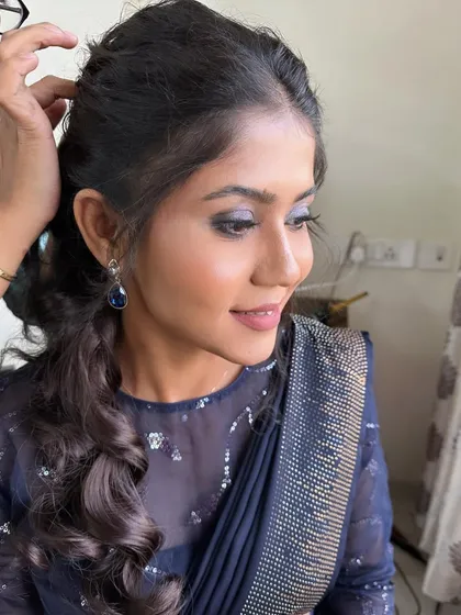 Blue smokey eyes and a messy ponytail for this guest. A fun and stylish look for a wedding reception.