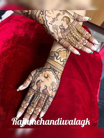A simple yet elegant design for Karwa Chauth, featuring peacocks and the moon.