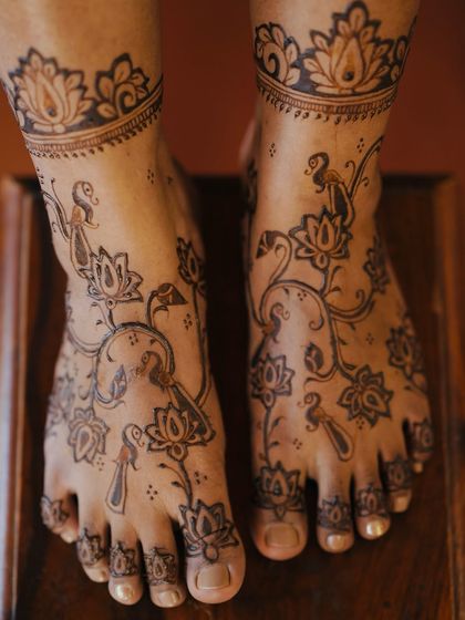 A beautiful and intricate design for bridal feet, with sprawling vines of lotuses and peacocks. The pattern covers the entire top of the foot for a complete bridal look.