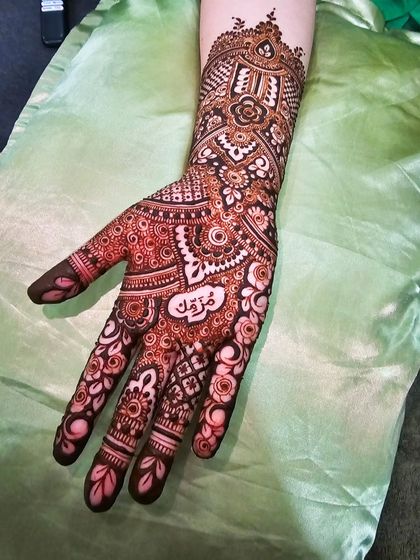The full view of the personalized anniversary henna, a beautiful way to celebrate a milestone.