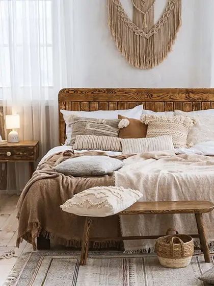 Take control of your bedroom space with these essential tips for keeping it clutter-free. Learn quick and easy ways to get rid of things that no longer serve a purpose.