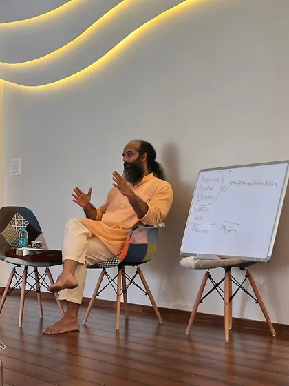 We believe in nourishing the mind as well as the body. During our Gītā Sār Vichār sessions, Prasad Rangnekar guides an introspective journey, using the wisdom of the Bhagavad Gītā to explore life's deeper questions.