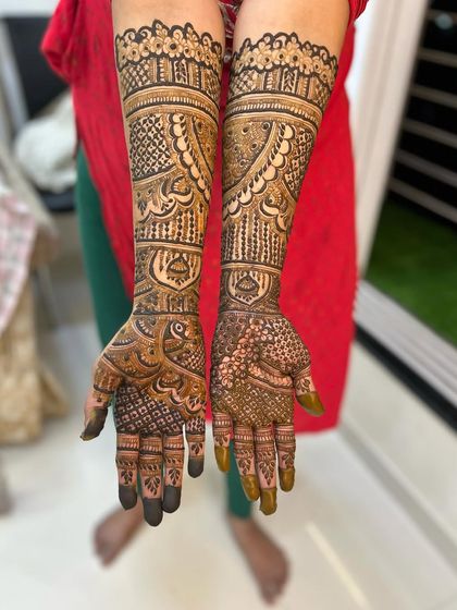 A classic full bridal design with matching patterns on both hands. This style features beautiful peacocks on the palms and dense, traditional artwork up to the elbows.