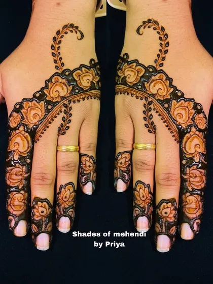 A classic floral vine design on the back of the hands. This is a popular choice for bridesmaids or for a simple, elegant look.