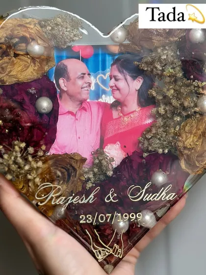 This heart-shaped resin frame was made to celebrate a beautiful love story. I preserved the couple's special flowers and photo, then engraved their names and anniversary date to create a timeless keepsake.