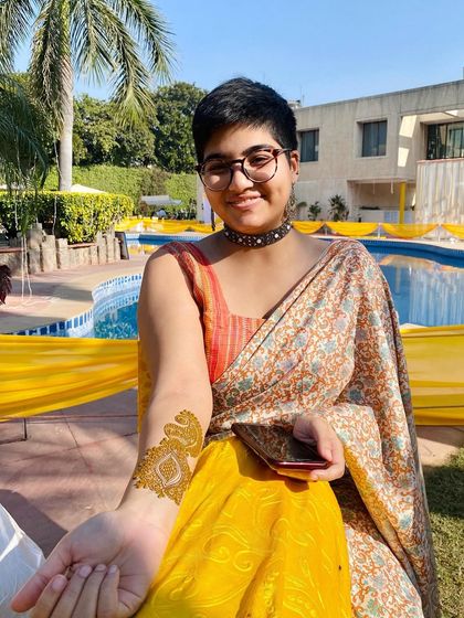 A stylish client with a simple cuff design on her arm. This shows that even a small amount of henna can be a beautiful accessory.