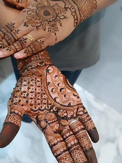 A close-up of the mixed-style mehendi. You can see the details of both the intricate palm design and the simpler mandala on the other hand.