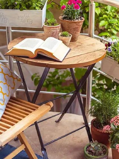 Even a small balcony has a lot of design potential. Before you start styling, this guide shows you how to declutter and organize the space effectively.