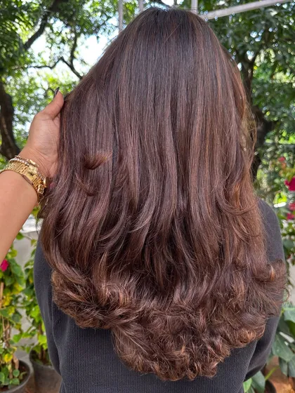 Getting this lovely client 'Uni Ready' with a fresh cut and subtle highlights. I added just enough color to give her hair dimension and shine, keeping it low-maintenance and professional for her studies.
