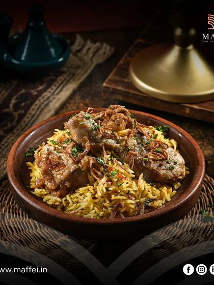 Riz be Djej, a comforting Lebanese dish of spiced rice topped with tender chicken and crispy fried onions. It’s a flavorful and aromatic one-bowl meal.