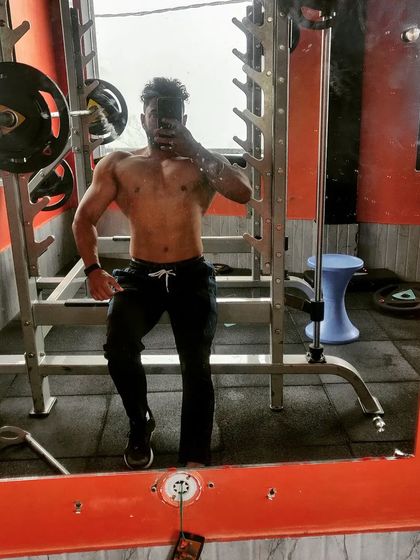 Push harder than yesterday if you want a different tomorrow. This mirror selfie in an old-school gym is a reminder of that principle.