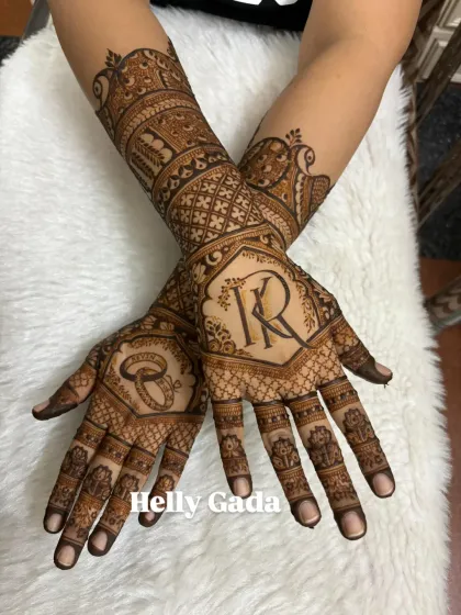This full-hand design is perfect for an engagement or ring ceremony. It features the couple's initials on one hand and intertwined wedding rings on the other, symbolizing their commitment.