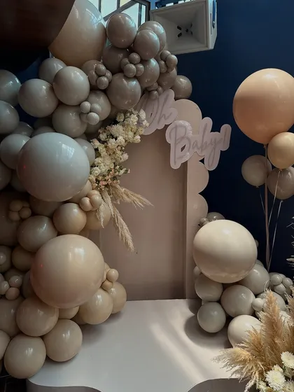 The full view of the "Oh Baby" balloon backdrop, designed with a mix of matte and chrome balloons for a sophisticated, multi-dimensional look.