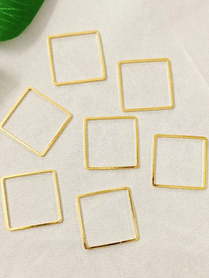 The square-shaped thin bezels offer a modern and clean look for your resin jewelry. Use them to create geometric pendants, earrings, or bracelet connectors.