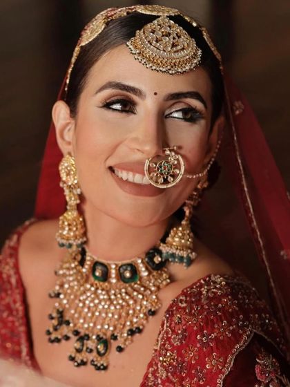 A smiling bride, showing how the right jewellery can light up a face. This set is available for rent.