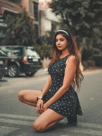 This crouching pose on the street is unconventional and eye-catching. It’s about finding interesting angles and compositions no matter where we are.