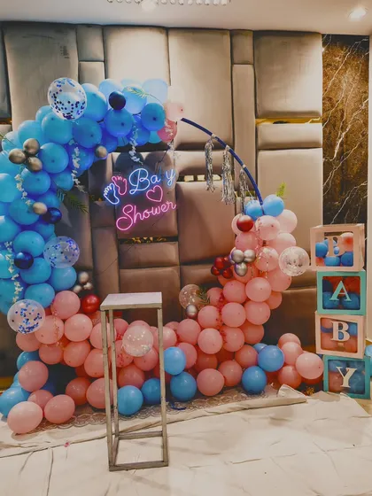 A wider view of the pink and blue baby shower decoration.