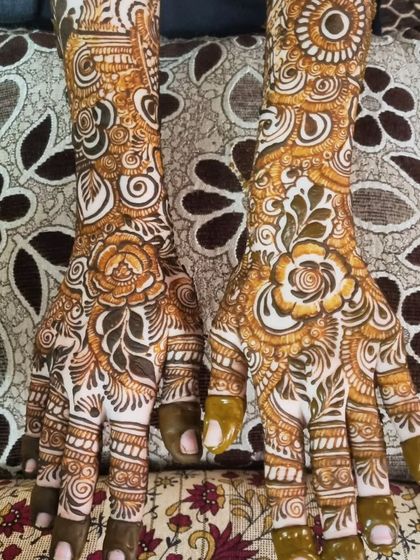 I love working with big, bold floral patterns. This design features prominent roses and leaves that create a lush, garden-like effect on the hands.