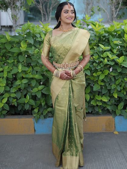 For this South Indian beauty, we focused on a minimal base with soft copper eyes and a hint of glow. The look is fresh, natural, and perfectly complements her elegant green Kanjivaram saree.