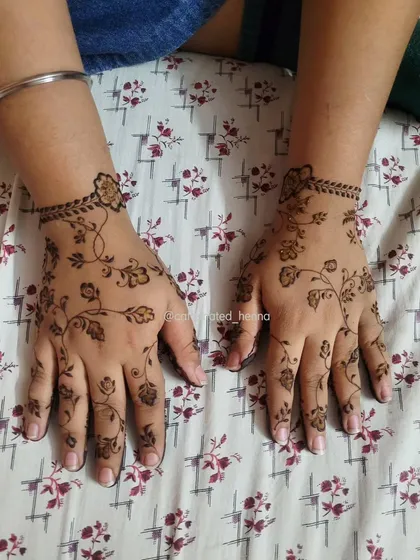 Simple, elegant, and beautiful. This minimal floral vine design is perfect for a party guest or for a festive occasion like Chand Raat when you want something light and graceful.