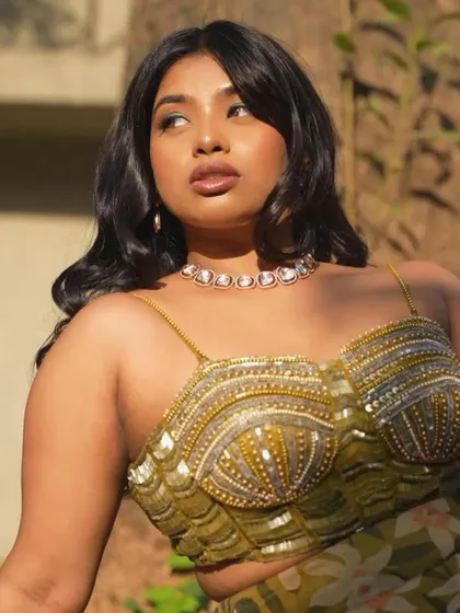 The soft, diffused lighting here gives the makeup a dreamy quality. The skin looks absolutely flawless.