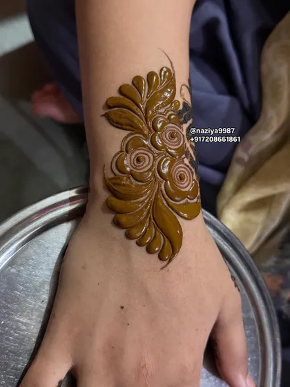 A simple yet elegant floral motif on the wrist. This is a great option for guests who want a small, quick, but beautiful design.
