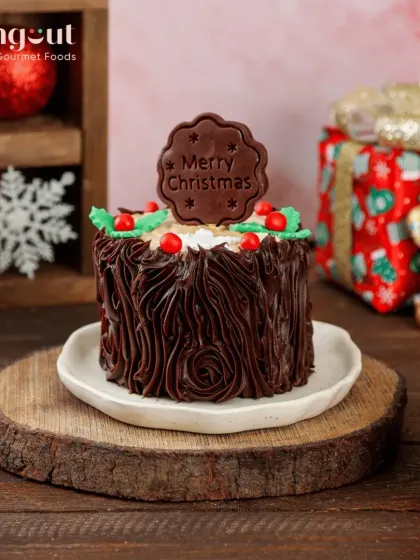This Dutch Truffle Christmas Special Bento Cake features a rich chocolate flavor with a festive yule log design. It's a perfect little cake for a cozy holiday moment or as a sweet gift.