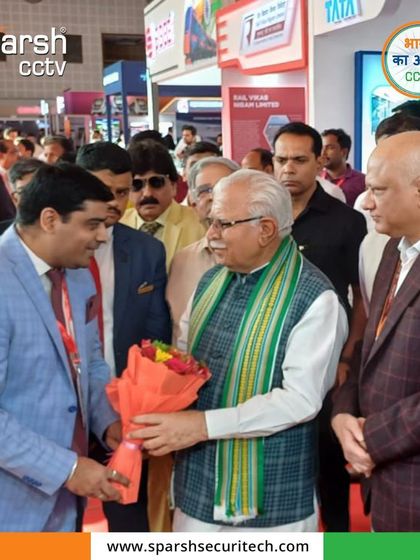 Presenting a bouquet to the Hon’ble Minister Shri Manohar Lal Khattar during his visit to my booth at Urban Mobility India 2024. It was a privilege to showcase my cybersecurity solutions.