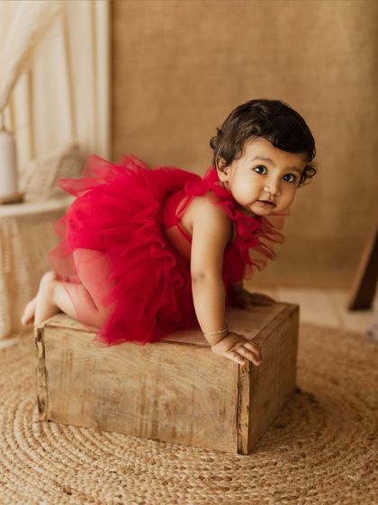 A similar setup, showing how we can use simple props like a wooden box to encourage playful and natural poses.