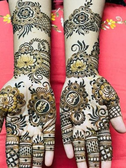 This design features prominent lotus and rose motifs, with names hidden in Arabic calligraphy at the center of the palms.