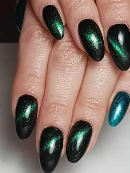 A gorgeous green cat-eye manicure. The deep emerald base with the bright green magnetic shimmer creates a look that is both mysterious and luxurious.