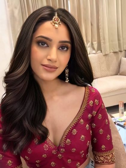 We are falling in love all over again with these romantic curls. This soft, open hairstyle is perfect for an engagement shoot or a daytime event.