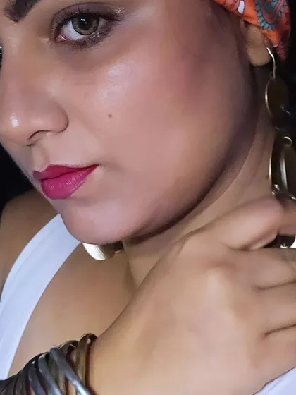 A candid shot from the festival, showing off my stacked silver bangles and gold earrings. Mixing metals is always a good idea when you have the right pieces.