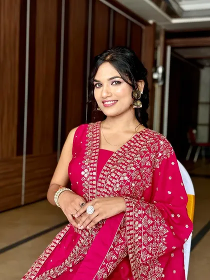 Wrapped in tradition, shining with style. This look is perfect for a wedding guest or a Sangeet ceremony, featuring a flawless base and defined eyes that beautifully complement the vibrant pink lehenga.