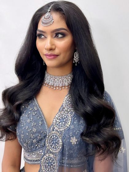 The voluminous hairstyle perfectly complements the glamorous makeup. My combined courses ensure you can create a complete look.