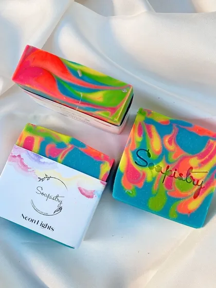Our Neon Lights soap is for when you want something bold and fun! It has a wonderful scent of oakmoss and amber, a fresh and warm fragrance that suits everyone.