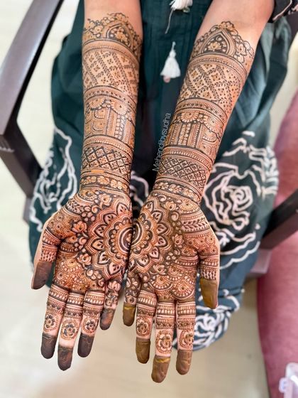 Another clear shot of Shreya's engagement mehendi, showing the beautiful symmetry and detail.