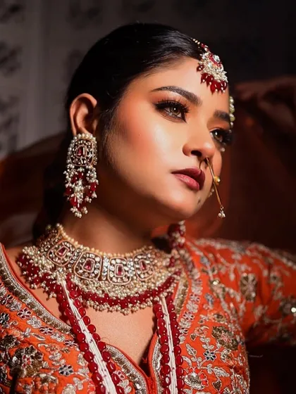 The rich colors of her outfit are balanced with a makeup look that is warm and radiant. The defined eyes and soft lip are a classic combination.