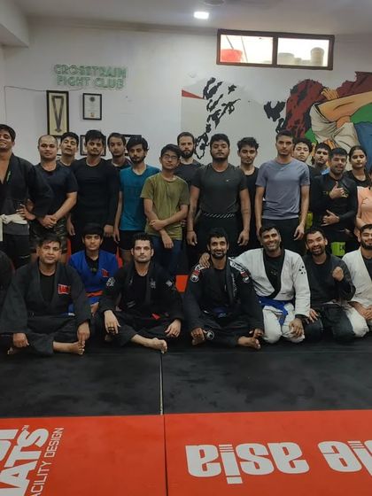 The team after another productive Sunday session. You can see a mix of belt levels and experience, all training together.