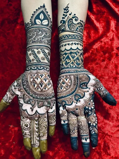 A breathtakingly intricate design with a beautiful mix of patterns. The bold, dark shading contrasts with the delicate linework, creating a visually stunning effect.