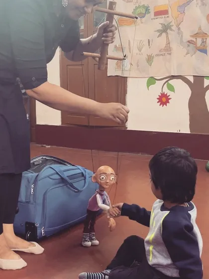 The connection is real. After the show, we love letting the children meet our puppets, creating a bond that makes the story even more special.