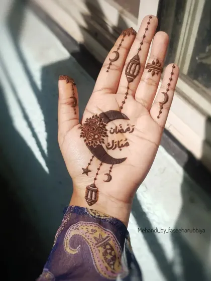 Celebrating with henna. This design, inspired by Ramadan, features a crescent moon, hanging lanterns, and delicate stars. It’s a perfect example of how we can create themed art for any festival or special occasion.