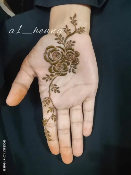 Another variation of a minimalist floral vine. In my classes, I encourage students to experiment and develop their own small, signature designs.