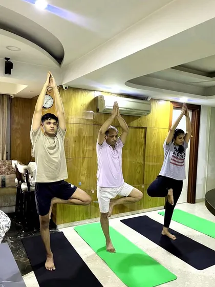 Another angle of the Tree Pose practice, showing how I provide instruction to a mixed-level group.
