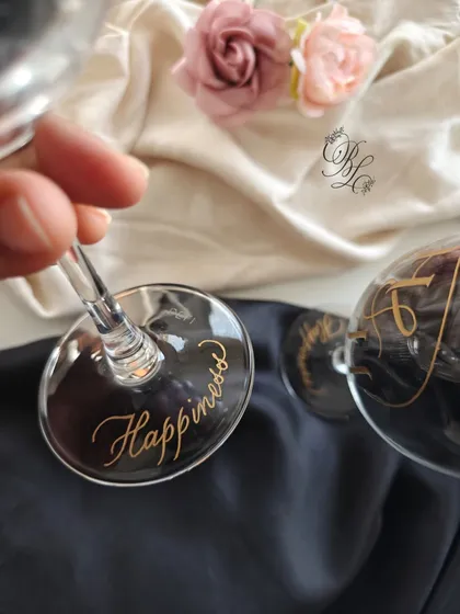 Sometimes, a single word is all you need. Engraving 'Happiness' on the base of a wine glass is a beautiful, subtle reminder of what truly matters. It’s these little details that make a gift personal and meaningful.
