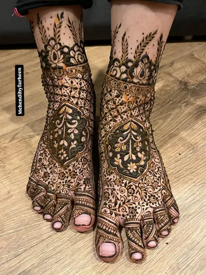 Your bridal mehendi is not complete without adorning your feet. I love creating designs that complement your hand mehendi, ensuring you are decorated from head to toe for your wedding day. This design features bold motifs balanced with delicate details.