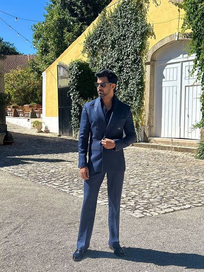 The versatility of the navy linen suit, looking just as sharp in a casual, exploratory setting.