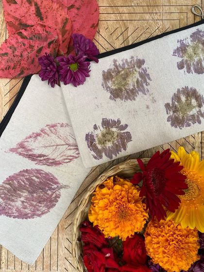 The beautiful results of our flower pounding workshop. These canvas pouches are decorated with the natural imprints of leaves and flowers, each one a unique piece of botanical art.