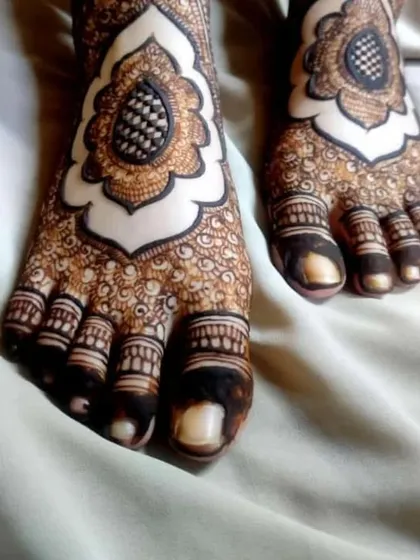 A bride's look is complete only with beautiful feet. My courses cover specialized feet designs, including how to apply elegant cutwork and ensure the pattern complements the hand henna for a complete bridal package.